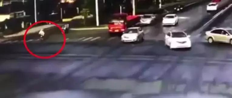 女孩子被小车卷入车底,女子带孩子下车被卷入车底