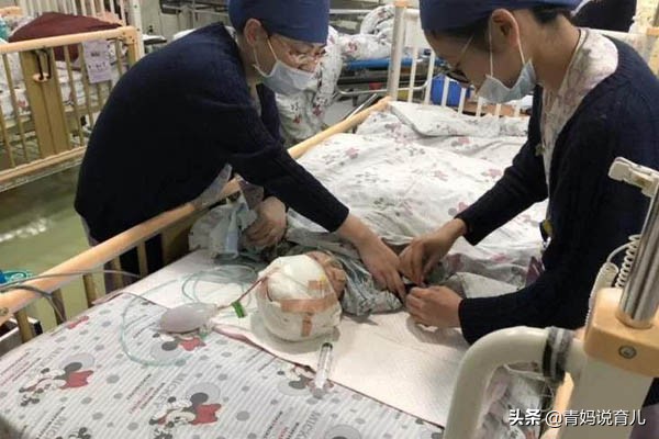 八月龄宝宝掉下床,七个月大的宝宝半夜睡觉掉下床了