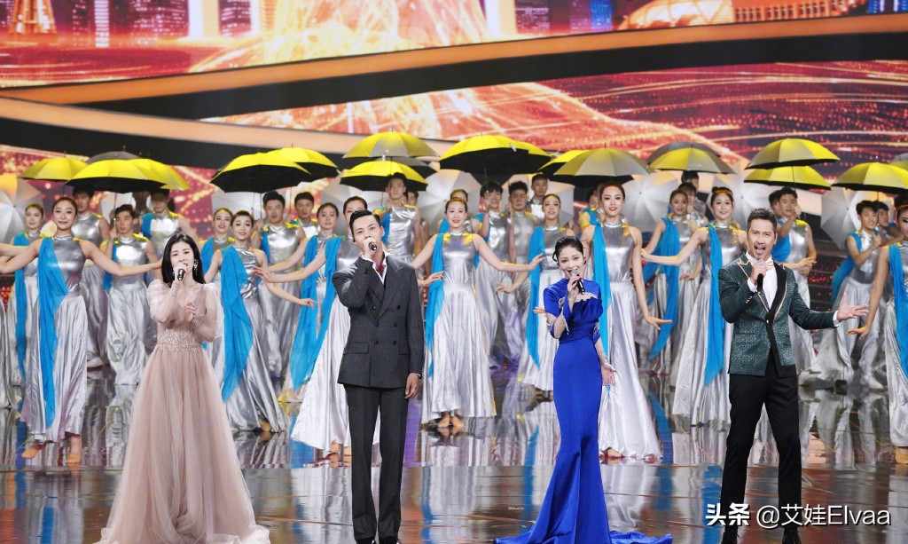 张韶涵造型穿搭合集,张韶涵身穿渔网装过膝靴抢了风头