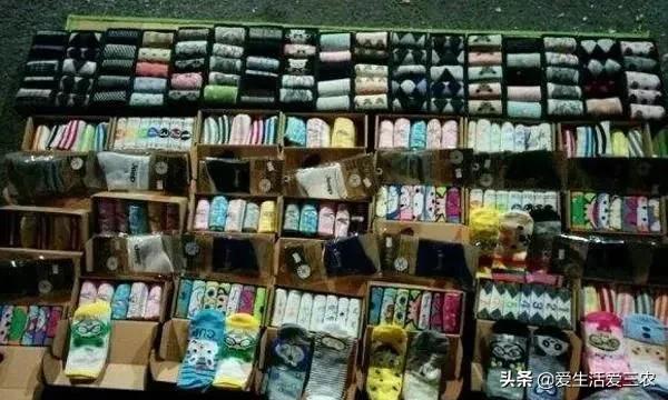 摆地摊卖袜子生意入门技巧,摆地摊一元一双的袜子怎么拿货