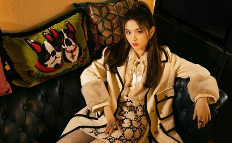 杨超越真人洋娃娃连衣裙,杨超越早期面试美得像个洋娃娃