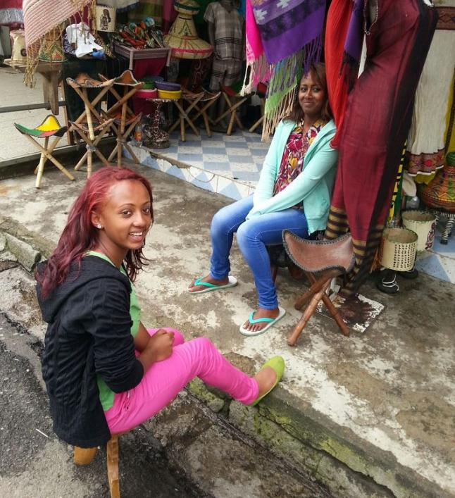 网友在非洲打工，脸盆30元一个，黑人姑娘喜欢在河里洗澡