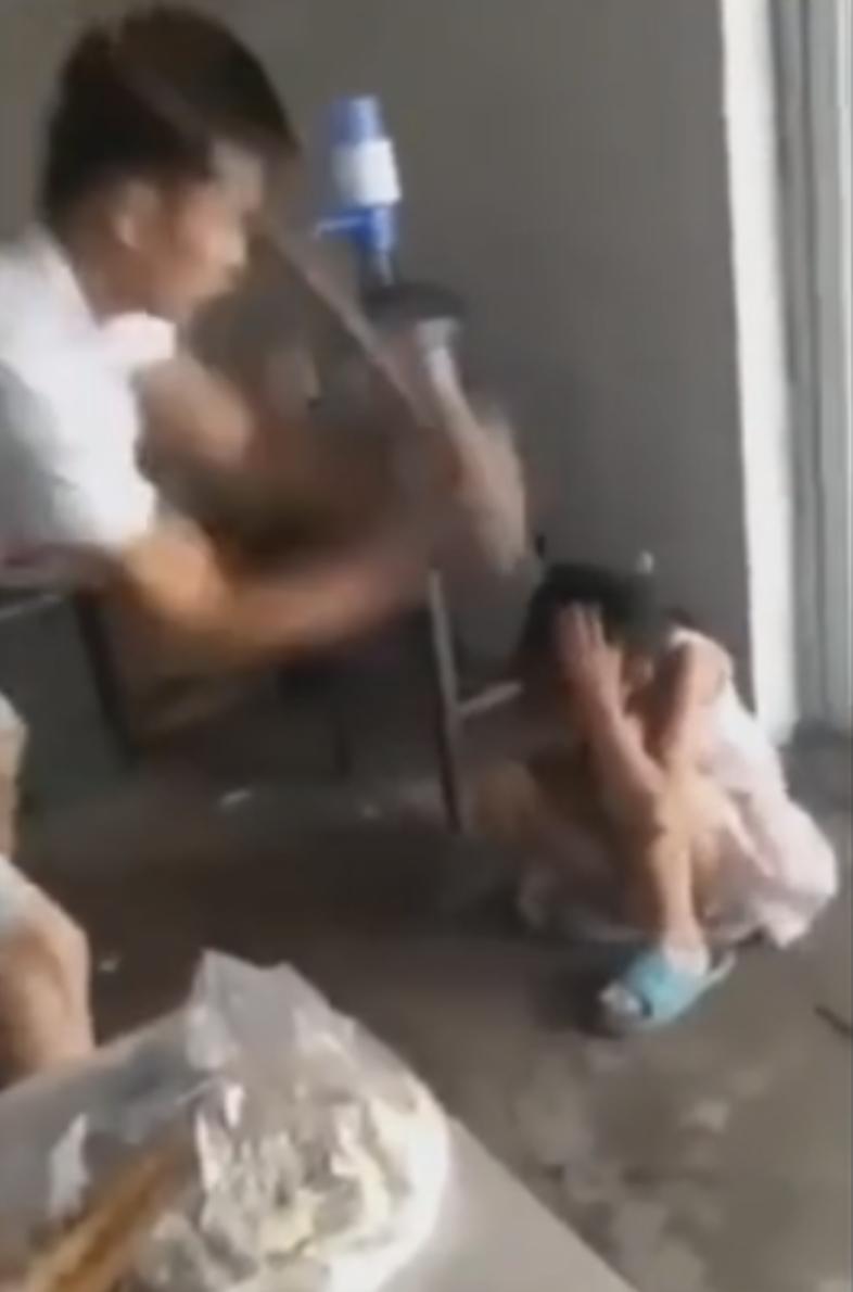 男子暴打女儿逼妻子回家,男子当街暴打亲生女儿惹众怒