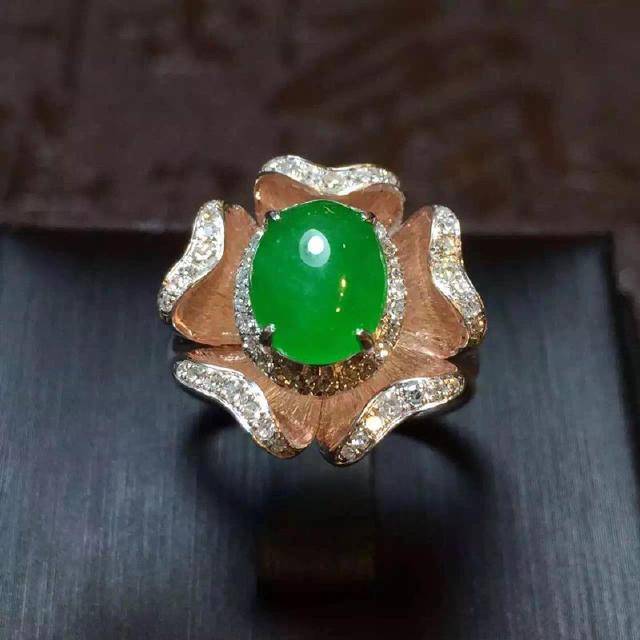 价值3000万的翡翠手镯,价值2000万的翡翠手镯