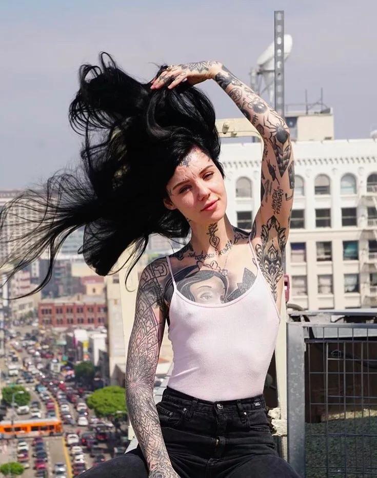 迷倒杜兰特要喝其洗澡水的斯嘉丽，她后背的纹身是这个时代的符号