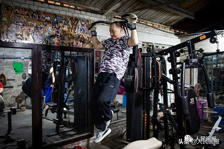 年纪最大超80岁？组图看北京二七机车厂里的“健身大爷们”