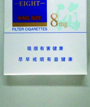 女星下班躲草丛吸烟，烟雾缭绕太明显，助理帮掩护被指烟瘾太大