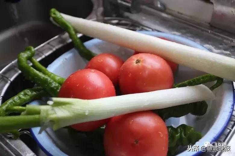 男方死活不离婚,只因女方好厨艺?网友:请你去找个保姆吧