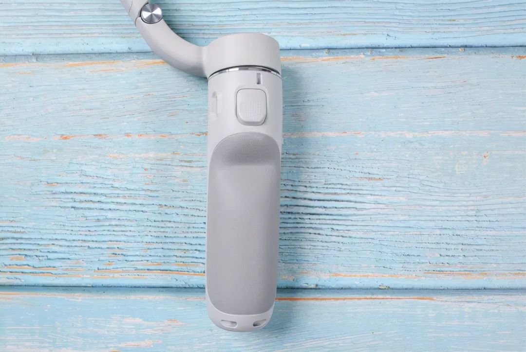 智云5和大疆om5哪个性价比更高,大疆om5稳定器放大功能不能放大