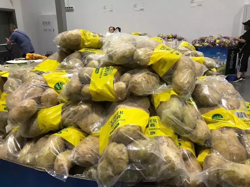 costco超市开业第一天大妈抢货,costco大妈