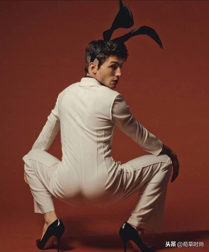 男人骚起来不管女人事！E妹踩高跟穿胸衣演绎性感，不料*袜丝**破了