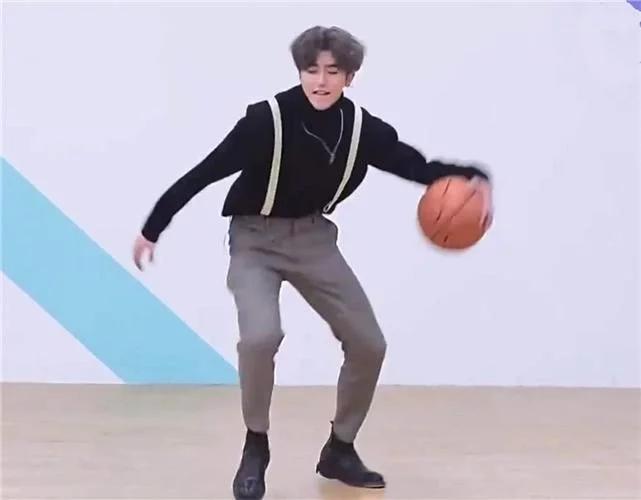 蔡徐坤跑男投篮视频,为什么吐槽蔡徐坤打球