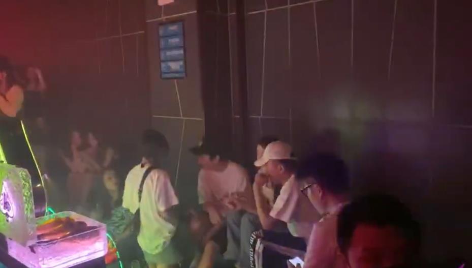 王思聪新恋情被曝,王思聪疑与女伴穿情侣装