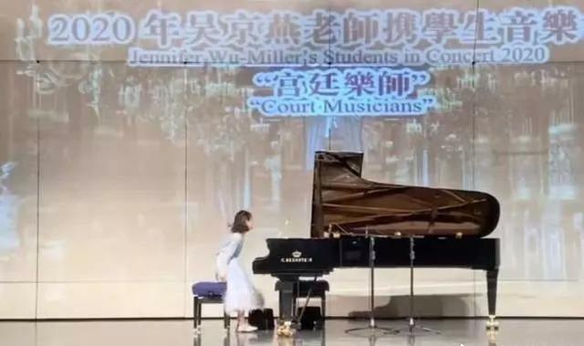 考拉硬照惊为天人,考拉弹钢琴