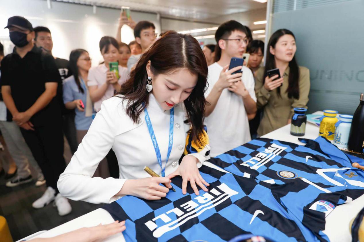 苏宁易购打卡,苏宁易购818超级秀关晓彤直播