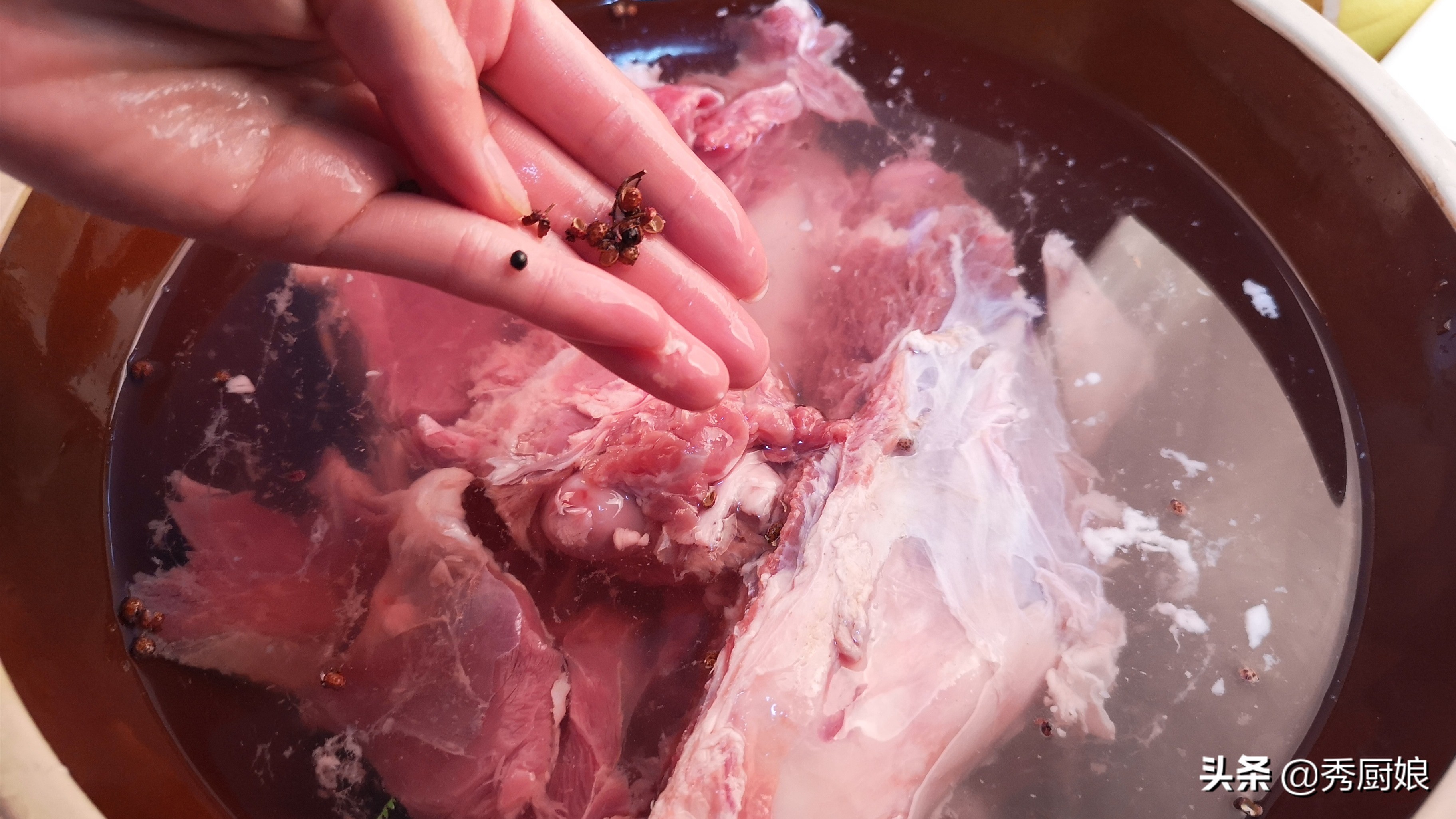 炖羊肉汤是不是先焯水啊,炖羊肉汤前要炒一下吗