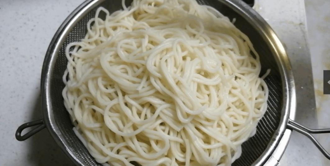 酱油炒面粘锅,炒粉炒面一放酱油就粘锅