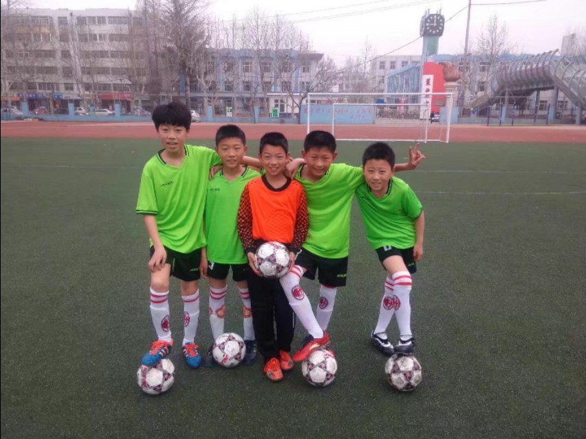 足球小伙踢球,足球小将盛源