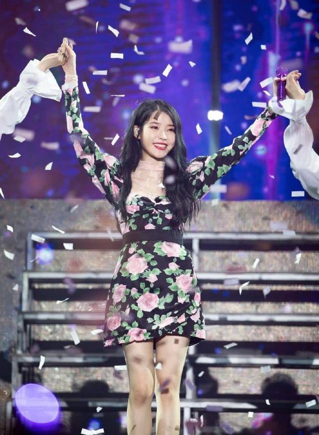 刘诗诗同款连衣裙穿搭,刘诗诗泡泡袖针织裙优雅大气