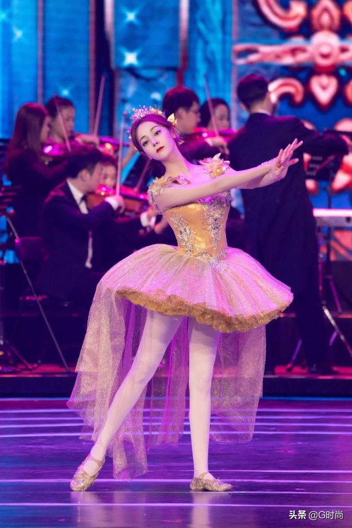 适合搭中国风的鞋子芭蕾舞鞋,搭配一双芭蕾舞鞋都瞬间优雅起来