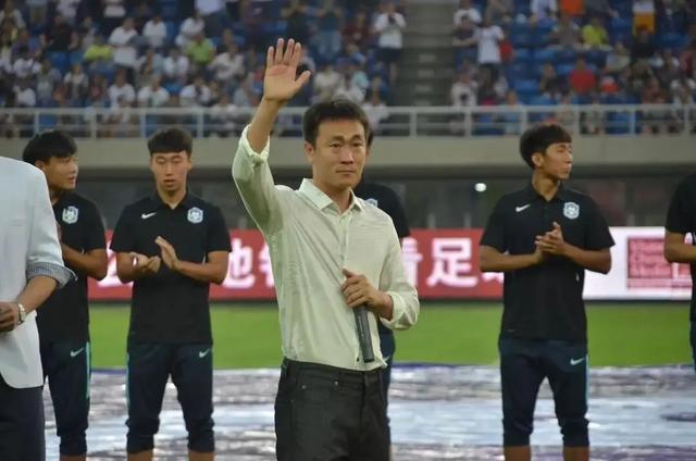 39岁前国脚,曾是中超标王,今携手足坛美女老总,妻子是中戏美女