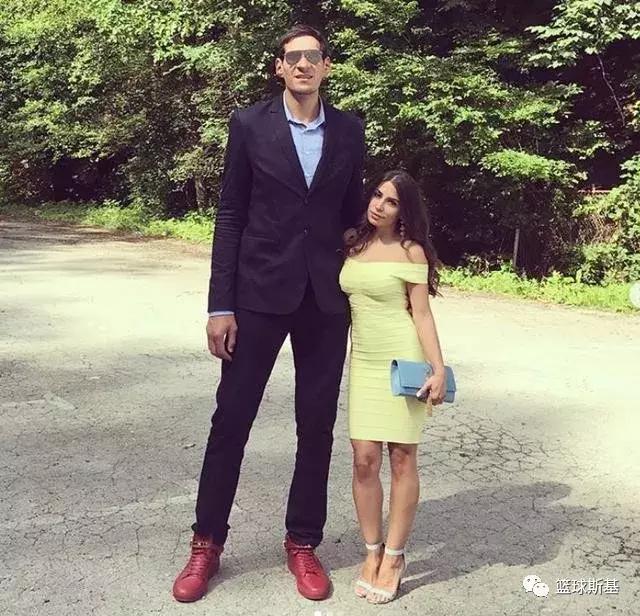 科比曼巴学院字母哥,字母哥在曼巴体育学院训练