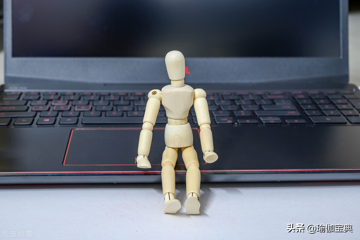 如果你的臀部感觉很紧是时候伸展一会9个简单的墙壁瑜伽伸展练习