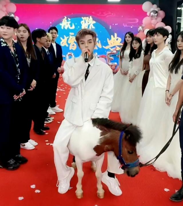 殷世航的财富密码！装疯卖傻五小时收入4500万，小丑竟是我自己