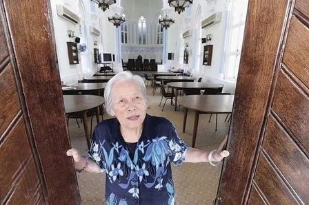 泪目瞬间快递小哥,单腿小哥冒雨送外卖