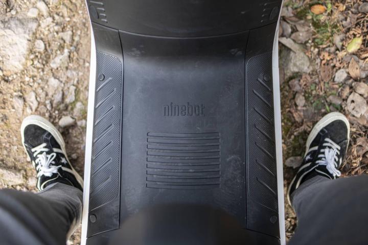 大灯炫酷有型,九号e100大灯效果