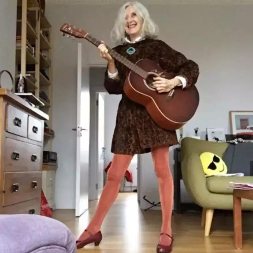 女人爱穿袜子是什么心理,女人爱穿的袜子