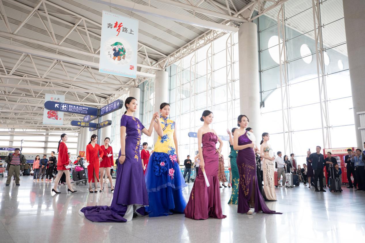 机场空少空姐快闪小苹果,中国空少空姐进机场震撼场面