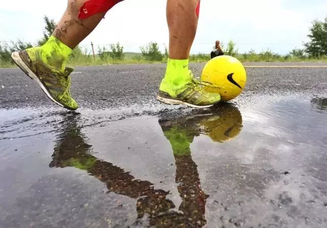 人物|踢着足球跑完首马！他说：做荒唐事才是正经事