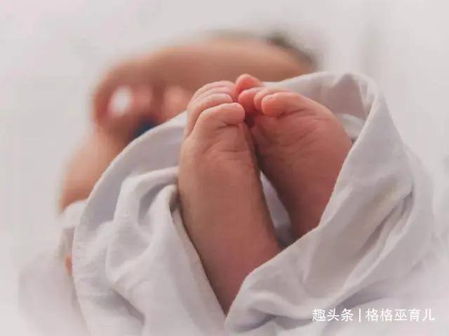 宝宝膝盖后面腿纹不对称怎么回事,新生儿腿纹不对称有必要去医院吗