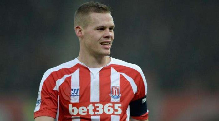 足球史上被铲断脚的球星,英格兰国脚前锋截肢