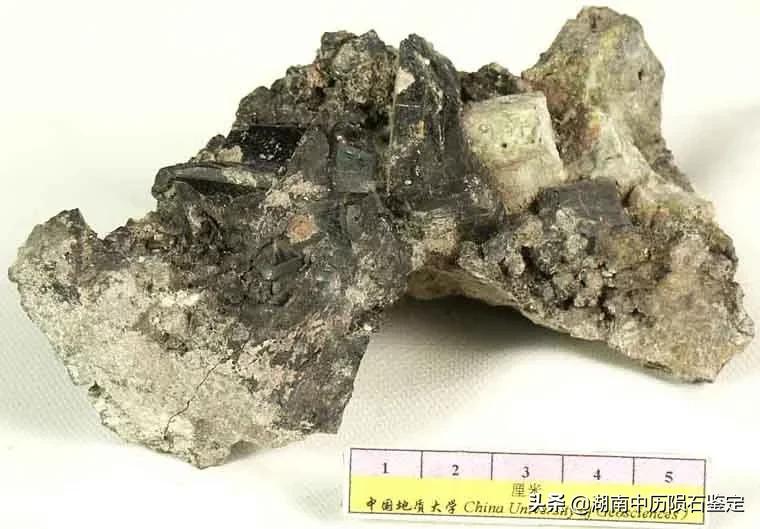 月球陨石与地球矿石的区别,月球陨石和矿石有什么区别