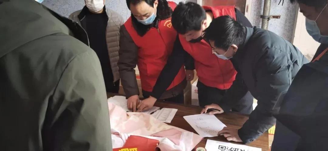 防控疫情爱心捐款新闻报道,致敬抗疫一线志愿者们