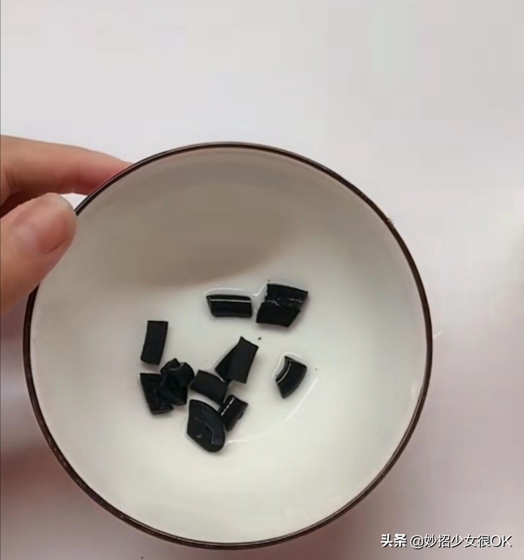 超实用！掰断的蚊香不要扔，用它泡水，一年能省好几百