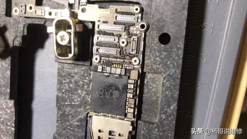 苹果手机6灯控如何修,手机维修苹果6电源芯片教程