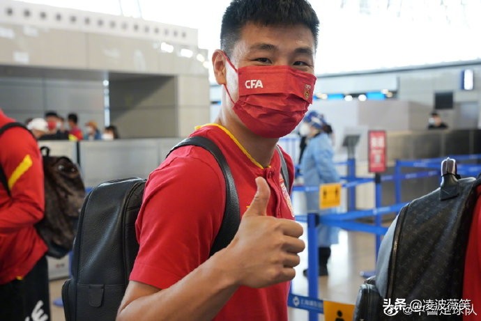 国足抵达泰国后获大量球迷接机,国足赴阿联酋沙迦