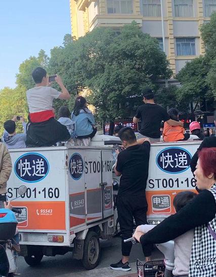 骑马式、登高式…为观看国际军乐节,南昌市民解锁观看姿势