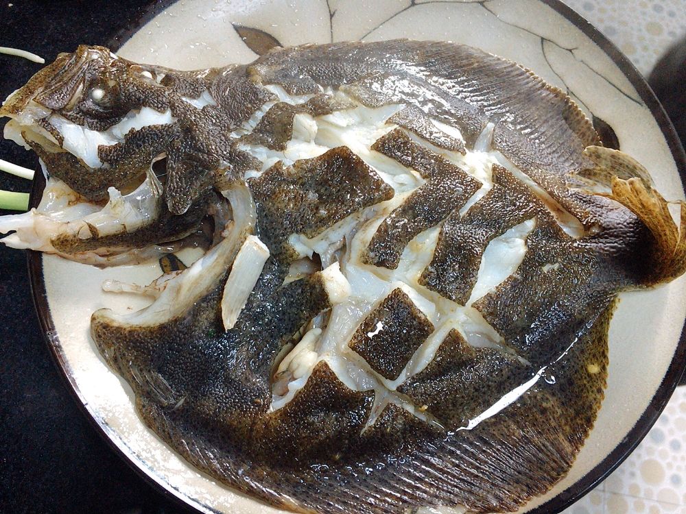 冰冻的鱼清蒸鱼用冷水蒸还是热水,清蒸鱼冷水上锅还是水开后上锅