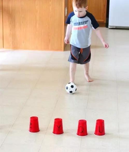 在家用纸杯玩的亲子游戏,用纸杯做2岁儿童的游戏