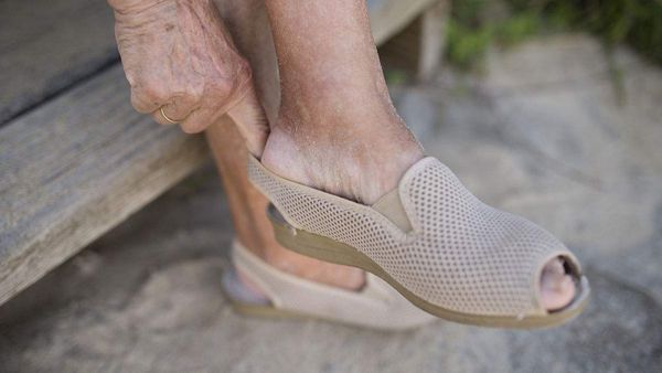 新买的鞋小了夹脚怎么办,鞋子走路弯曲的地方夹脚