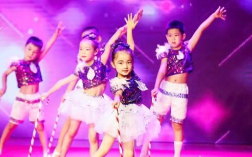 如何帮助孩子克服上台恐惧,孩子上台胆小该如何教育