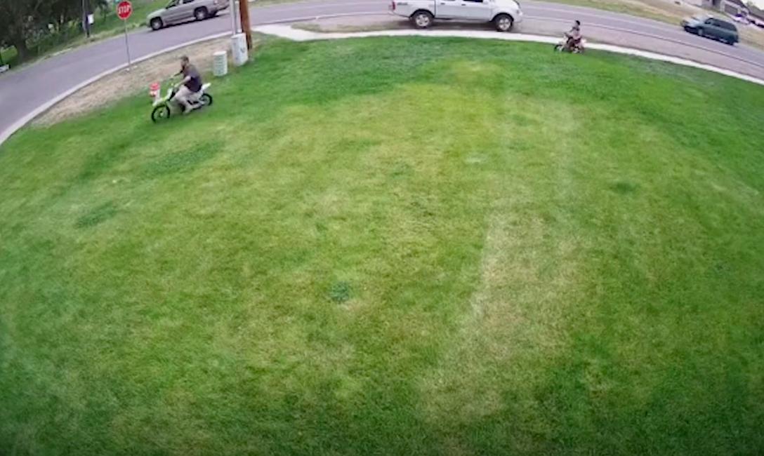 有人踩踏草坪怎么解决,有人在踩踏草坪解决办法