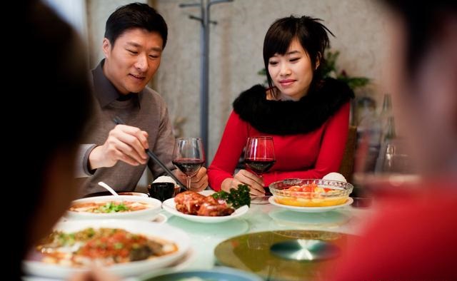 饭局上领导说“去买包中华烟”，别真去买烟，高情商都懂4个礼数