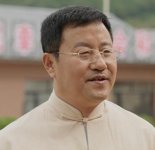 娶小19岁娇妻，“长贵”收女网红为徒？赵本山拿捏七寸才是赢家