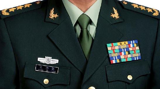 教你如何识别我军军官的级别大小，只看胸前的资历章就行了