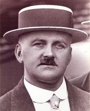 详解红魔曼联的诞生及其初期发展轨迹：从破产解散到足坛标杆